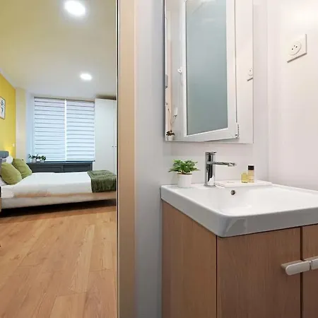 Modern, Bright And Fully Renovated Lejlighed