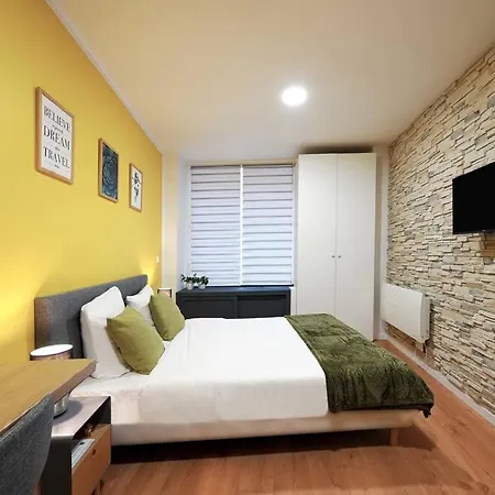 Modern, Bright And Fully Renovated Lejlighed *