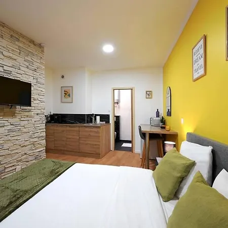 Modern, Bright And Fully Renovated *